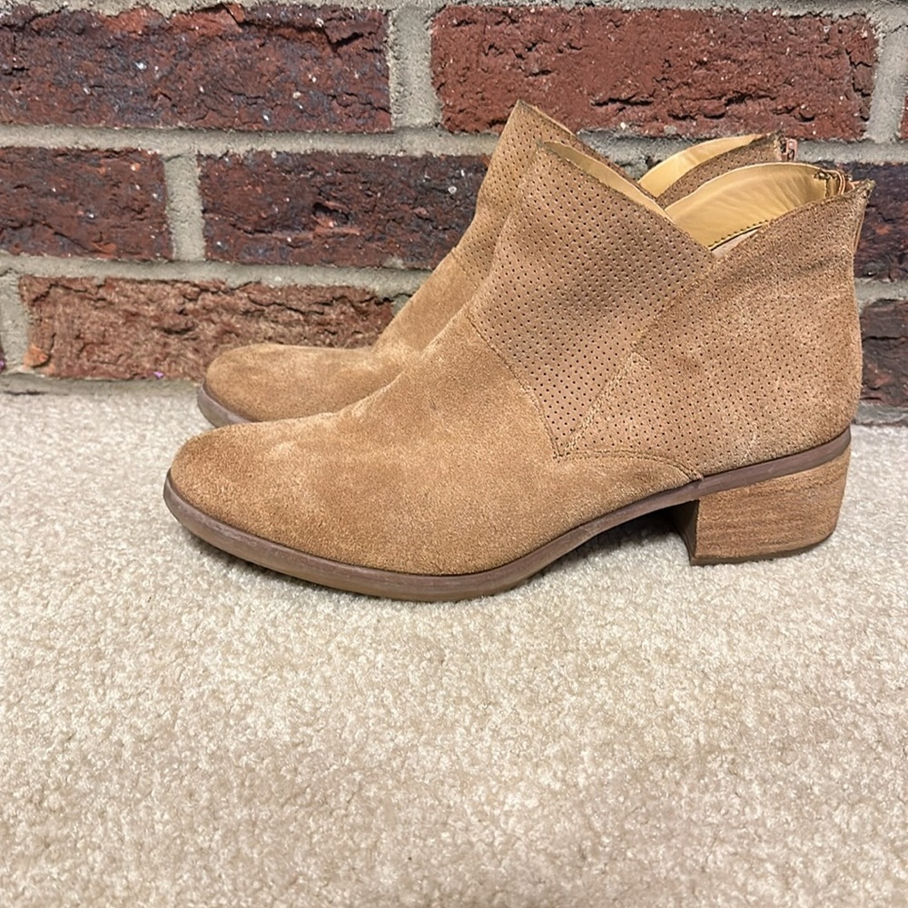 Women’s SZ 8.5 tan suede Korks ankle boots. 2” heel. - Picture 4 of 7